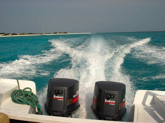 Lanchas são o principal meio de transporte entre os cayos de Los Roques, no litoral venezuelano